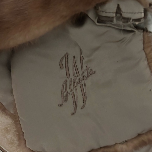 Women’s Stylish Fur. Name Brand - Picture 3 of 4